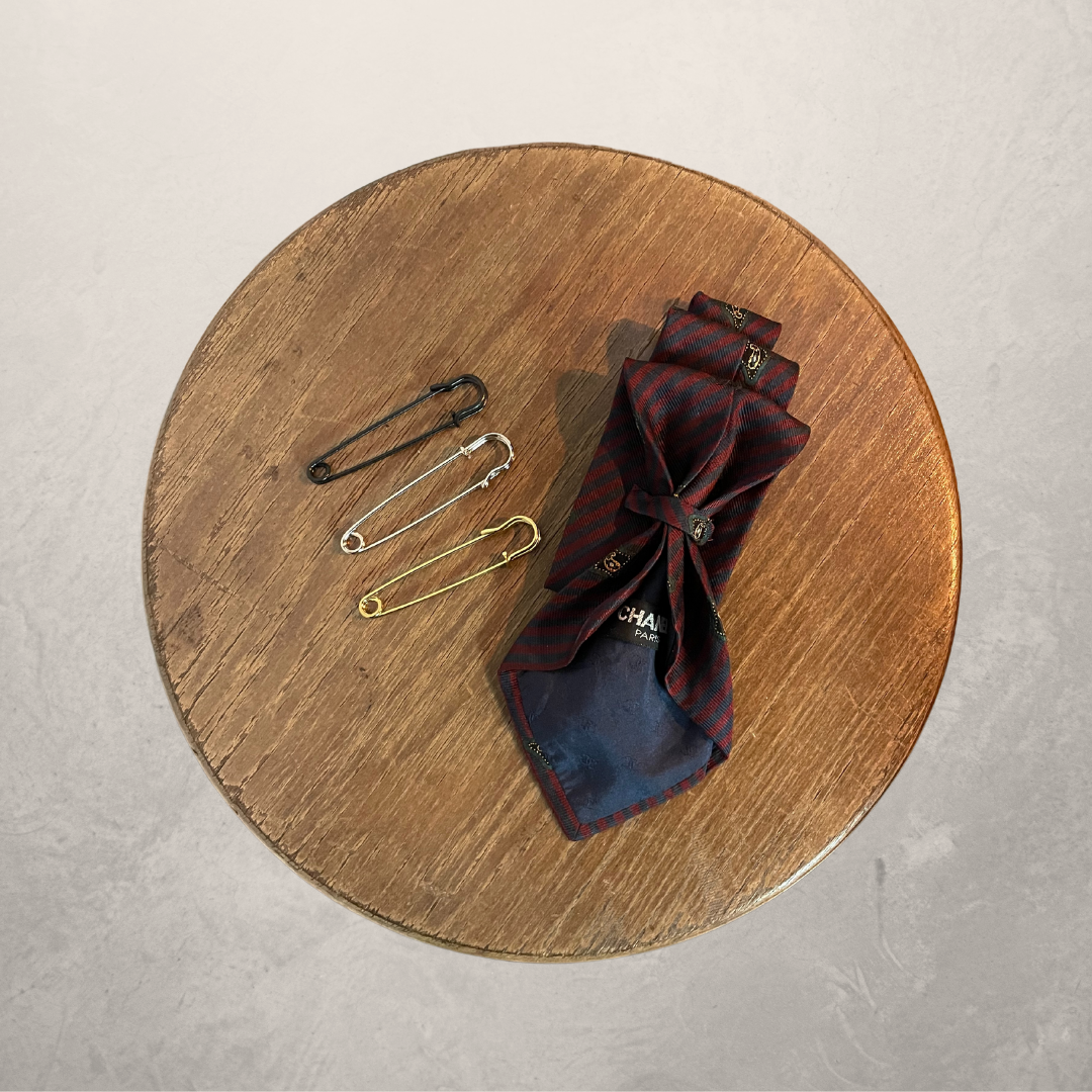 Vintage Chanel marine/rood bewerkte stropdas L- van @MARRART