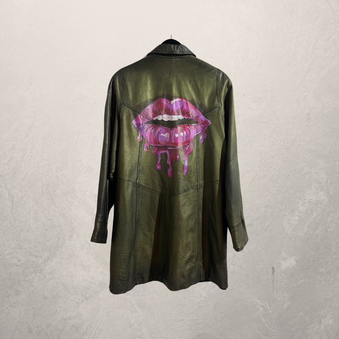 Vintage bruine glanzende paarse lippen lange leren jas M- van @Marrart