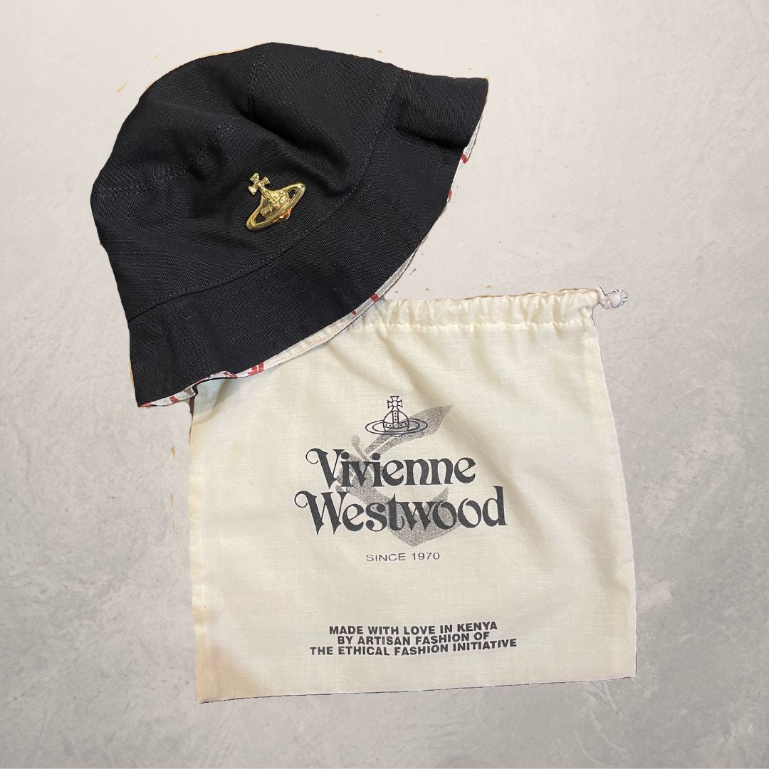 Vivienne Westwood zwarte omkeerbare vissershoed met embleem M